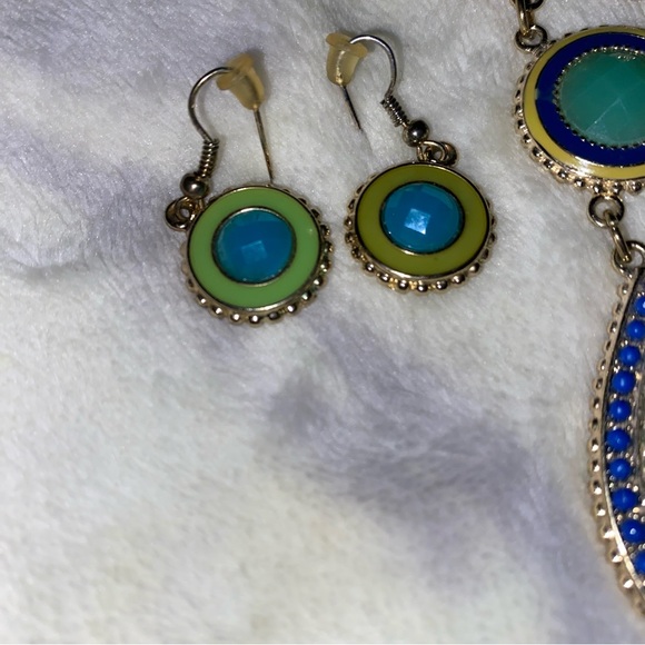 Costume Necklace - Earring Set. Blue, Green in Gold Setting. - Picture 5 of 9